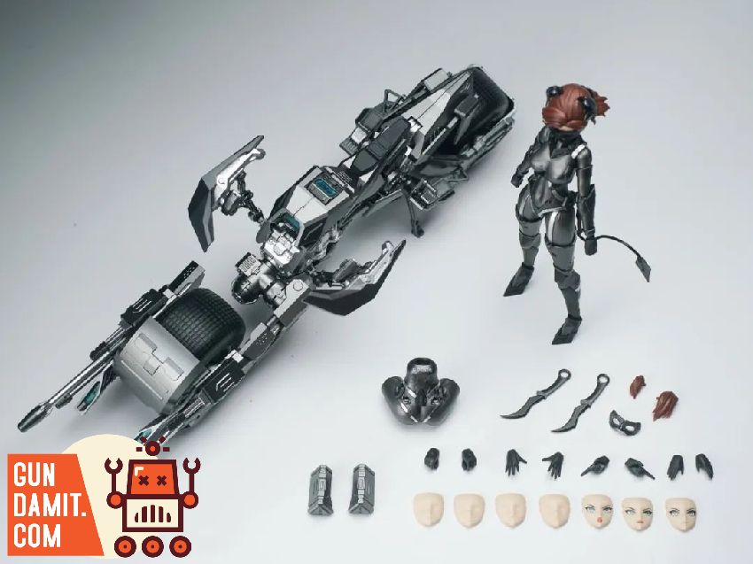 MS General Dark Knight Trilogy Catwoman model kit with motorcycle front view MS General Dark Knight Trilogy Catwoman model kit with motorcycle front view